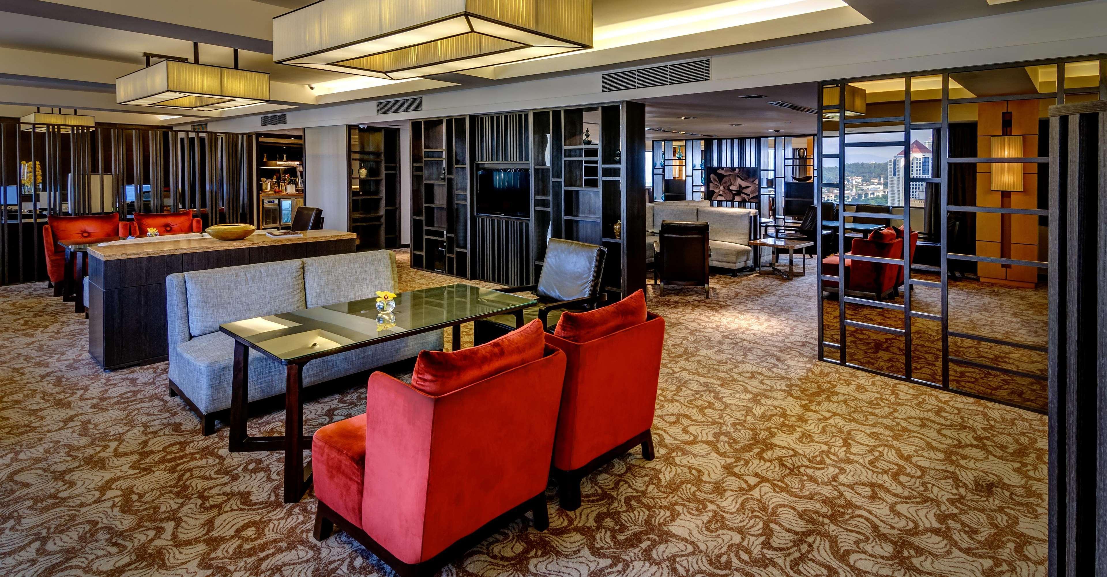 Hilton Petaling Jaya Hotel Buitenkant foto The lounge at the airport