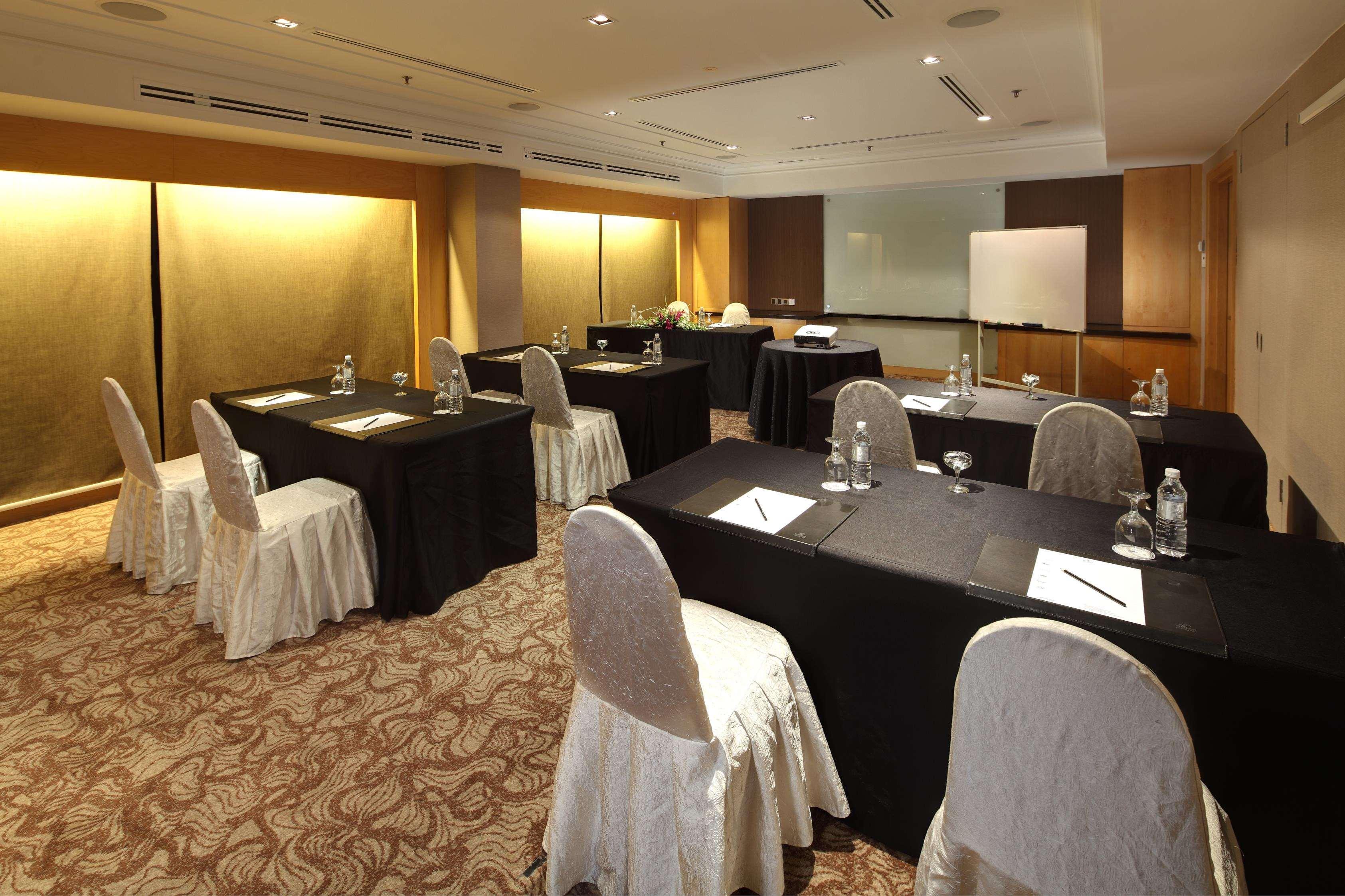 Hilton Petaling Jaya Hotel Zakenleven foto Meeting room at a hotel