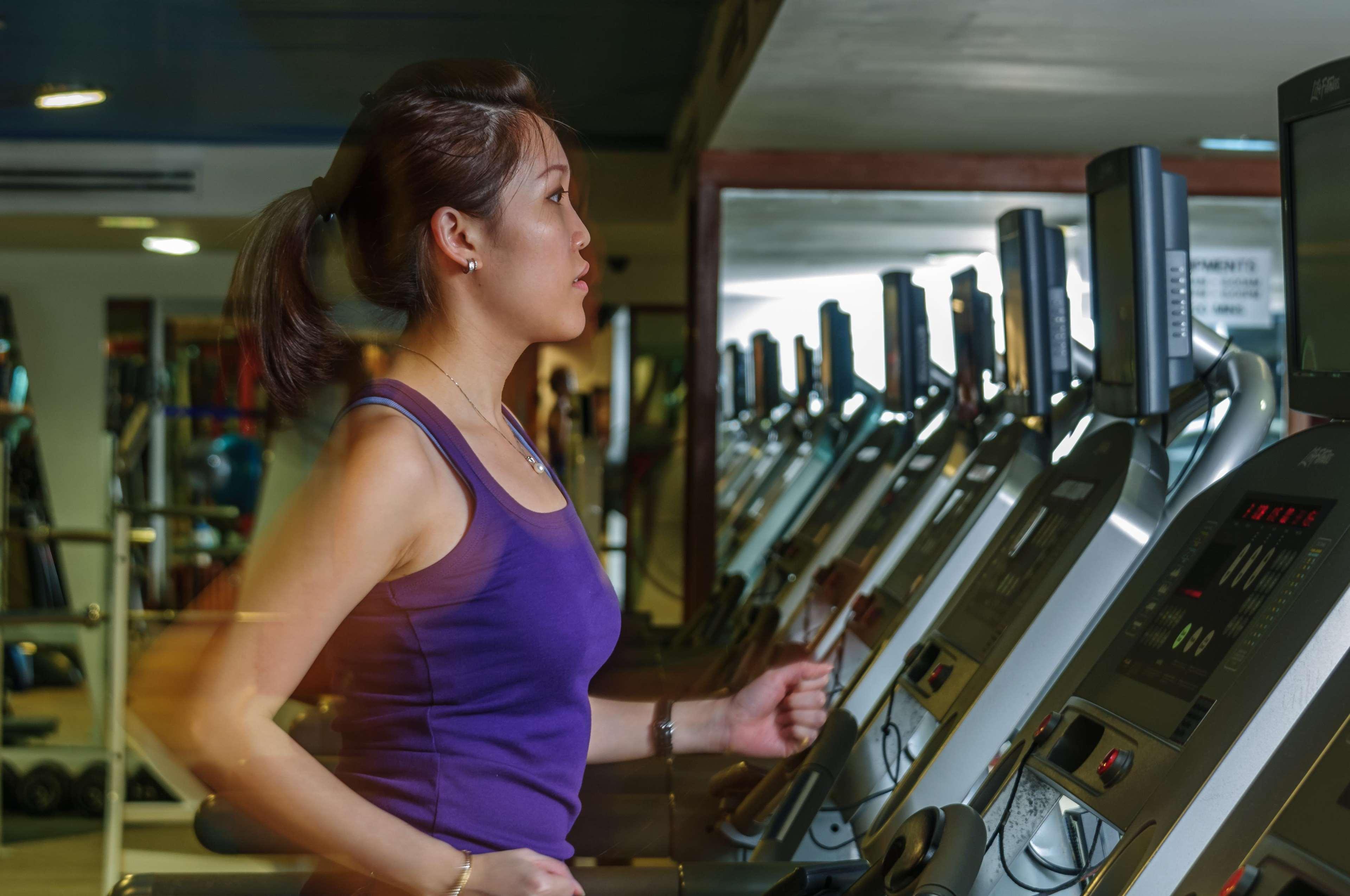 Hilton Petaling Jaya Hotel Buitenkant foto A woman exercising on a treadmill