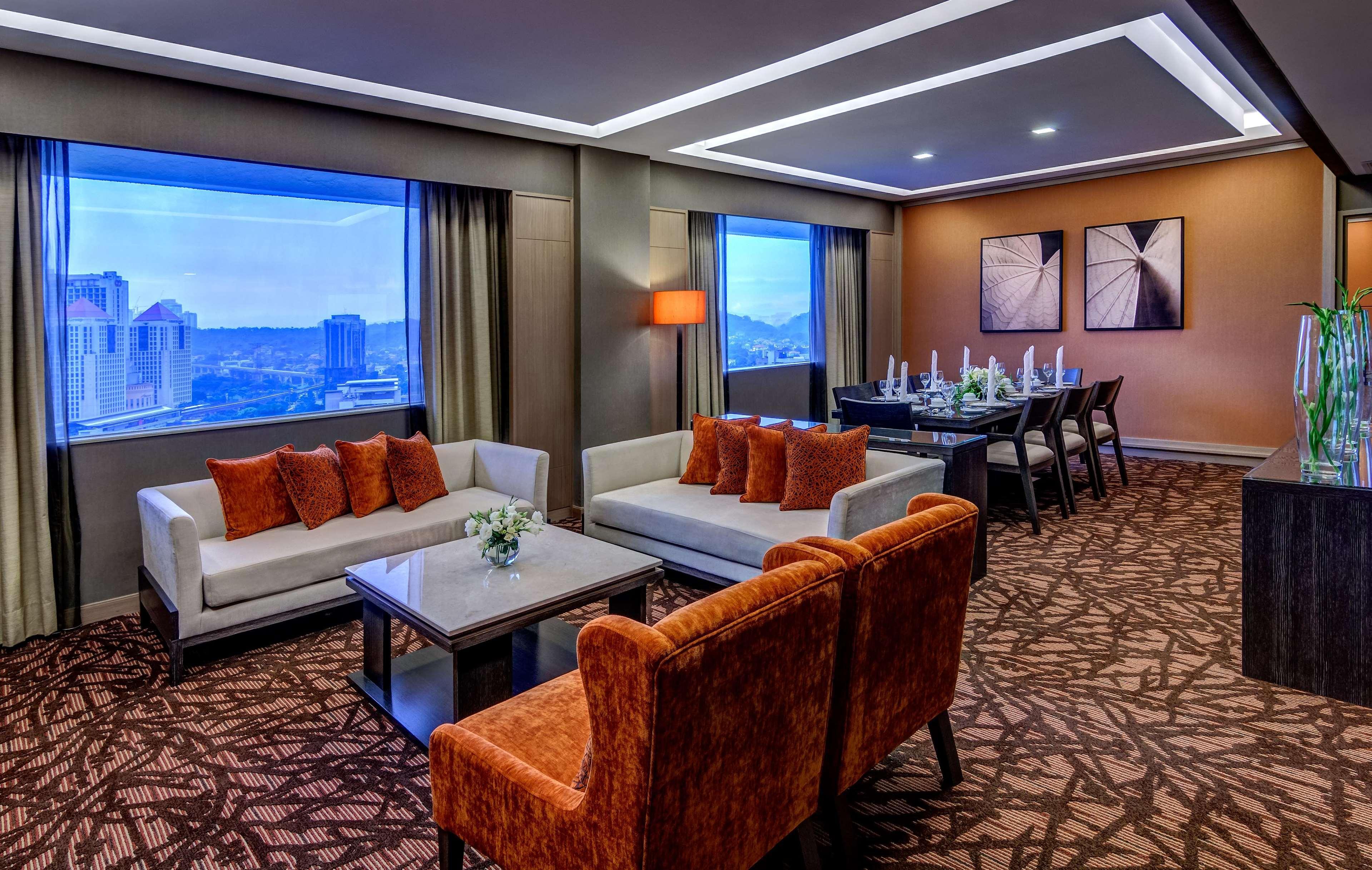 Hilton Petaling Jaya Hotel Buitenkant foto A suite at the hotel