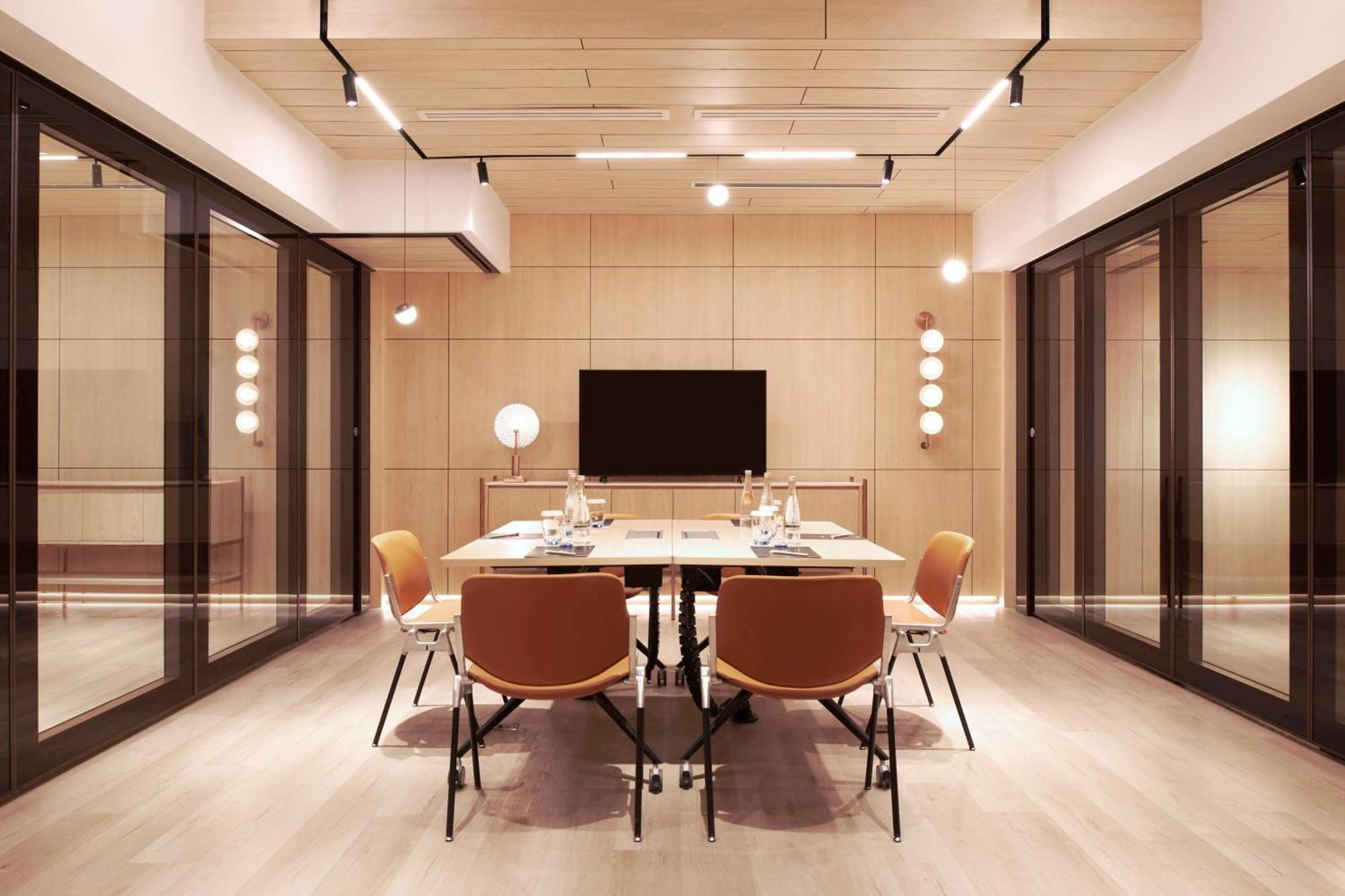 Hilton Petaling Jaya Hotel Buitenkant foto Meeting room at the WeWork location in the One Bank Street building in London