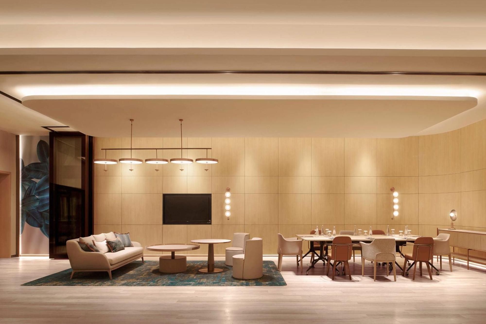 Hilton Petaling Jaya Hotel Buitenkant foto The Club at Hong Kong International Airport