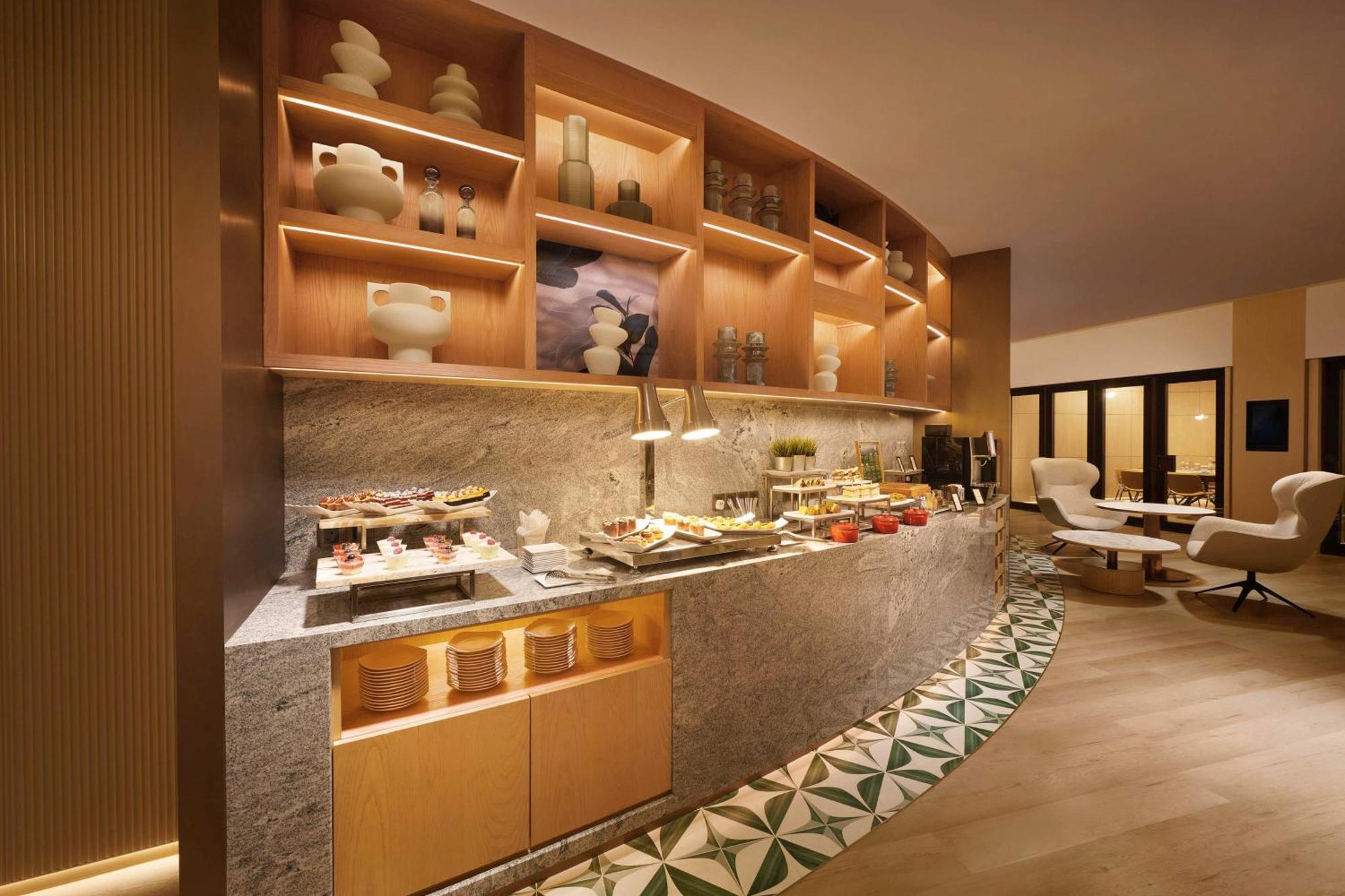 Hilton Petaling Jaya Hotel Buitenkant foto The lounge at the airport