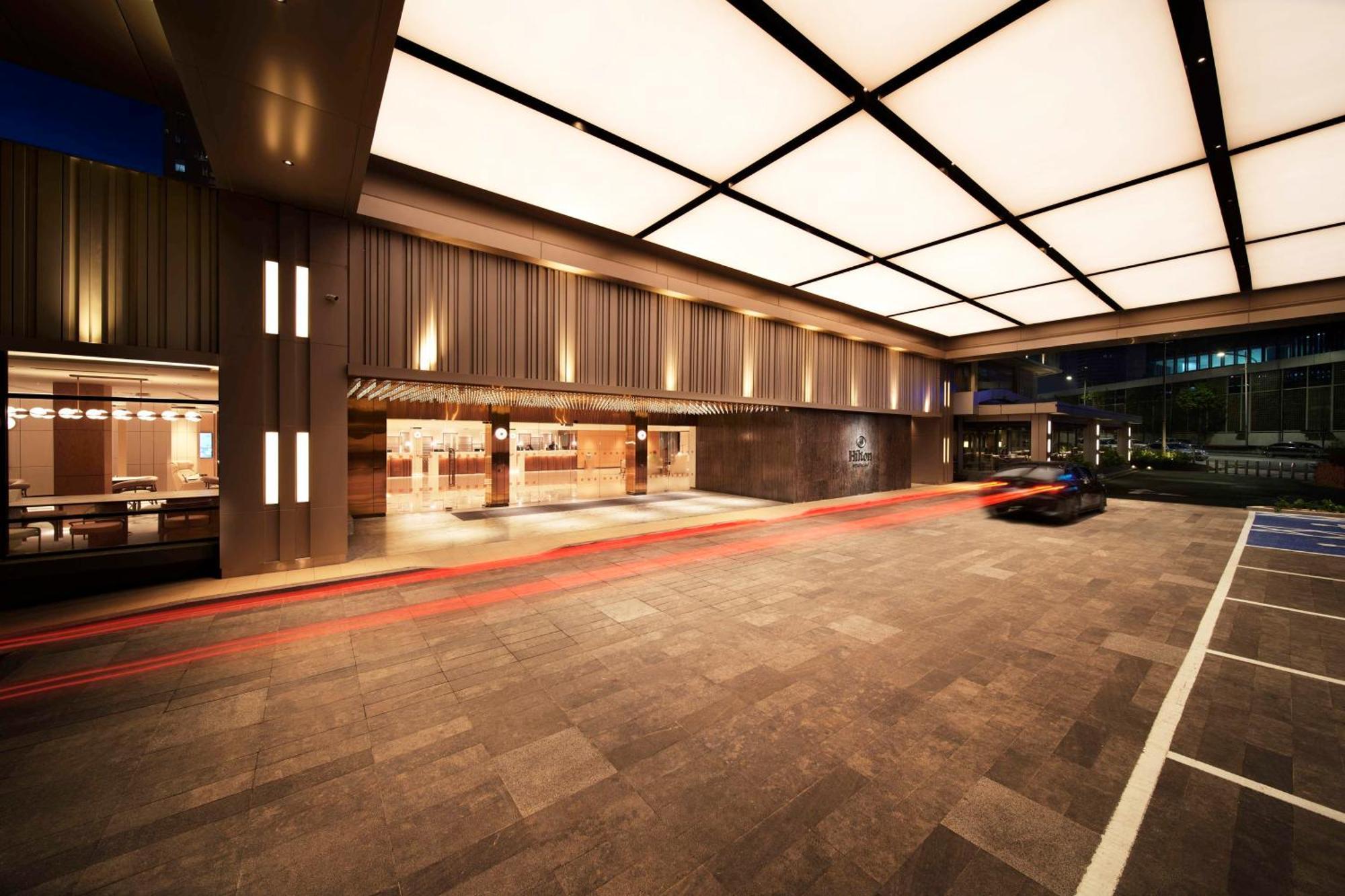 Hilton Petaling Jaya Hotel Buitenkant foto The entrance of the hotel