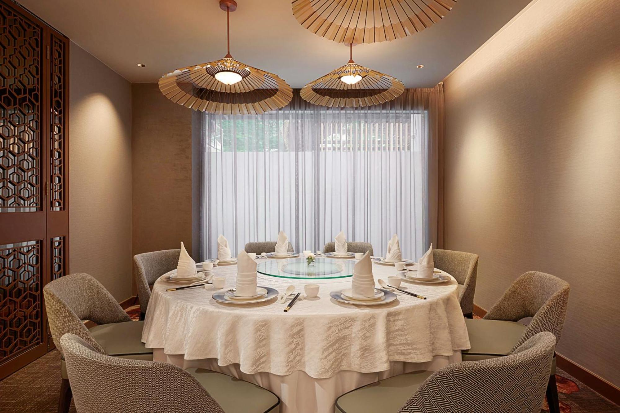Hilton Petaling Jaya Hotel Buitenkant foto A round table at a restaurant