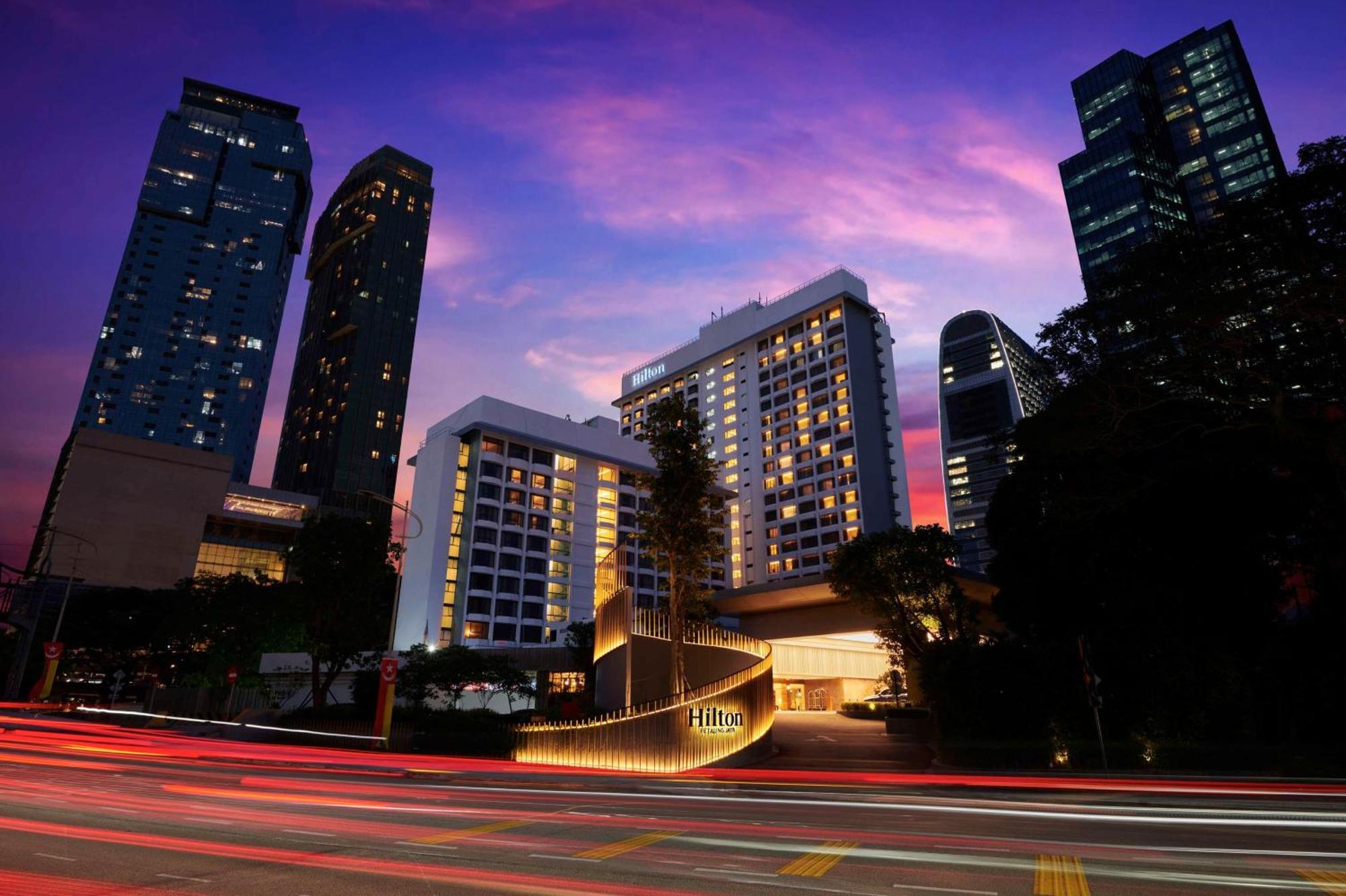 Hilton Petaling Jaya Hotel Buitenkant foto The hotel at night