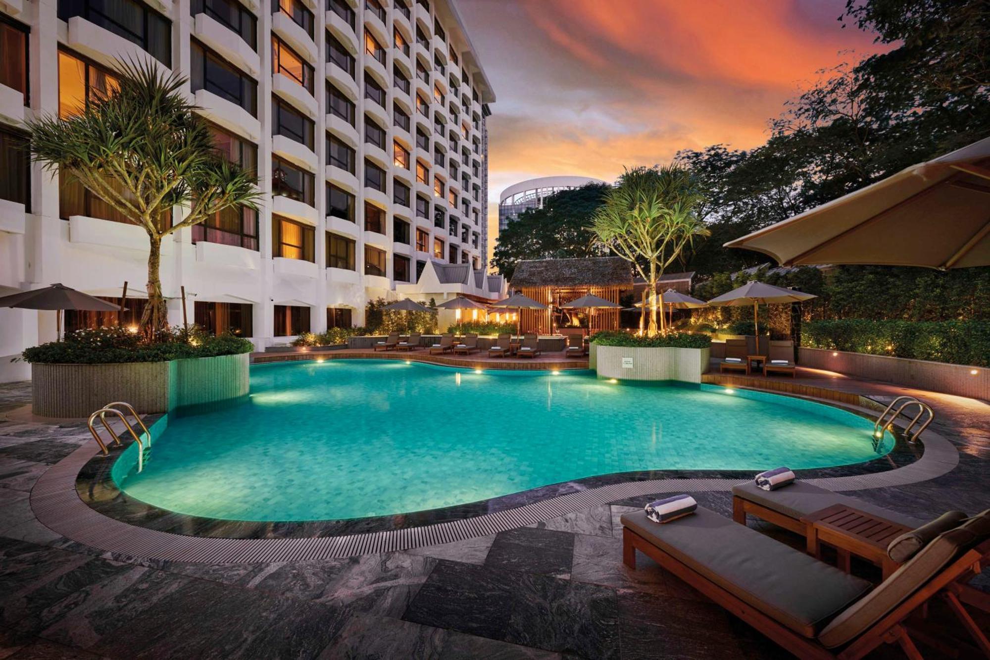 Hilton Petaling Jaya Hotel Buitenkant foto The pool at the hotel