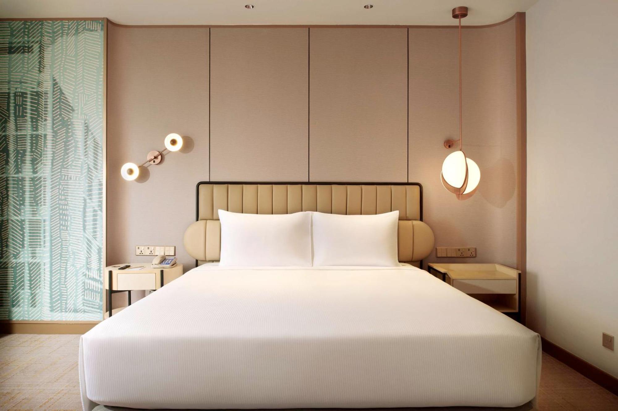 Hilton Petaling Jaya Hotel Buitenkant foto A bedroom at the hotel