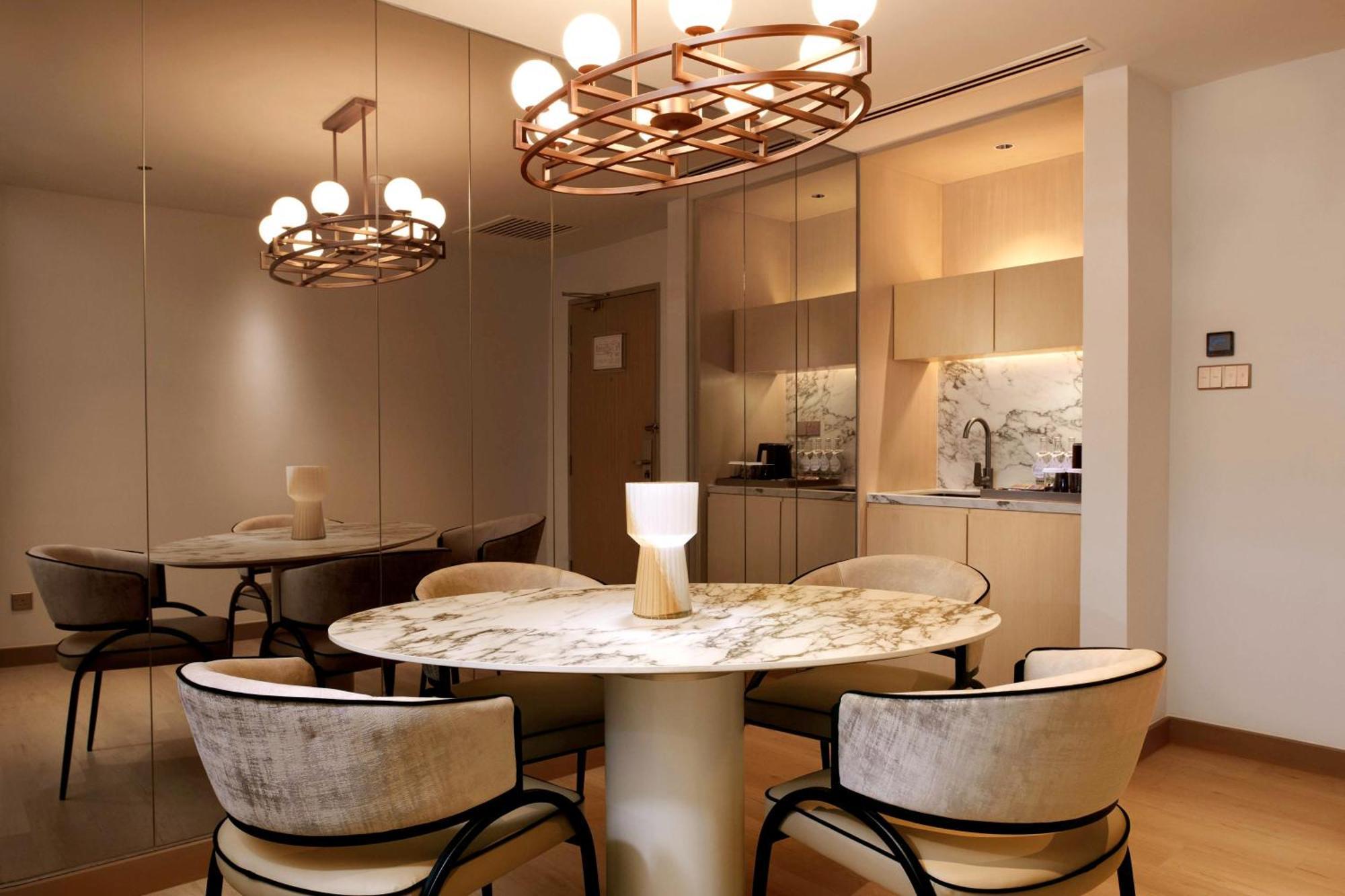 Hilton Petaling Jaya Hotel Buitenkant foto A kitchen in a serviced apartment
