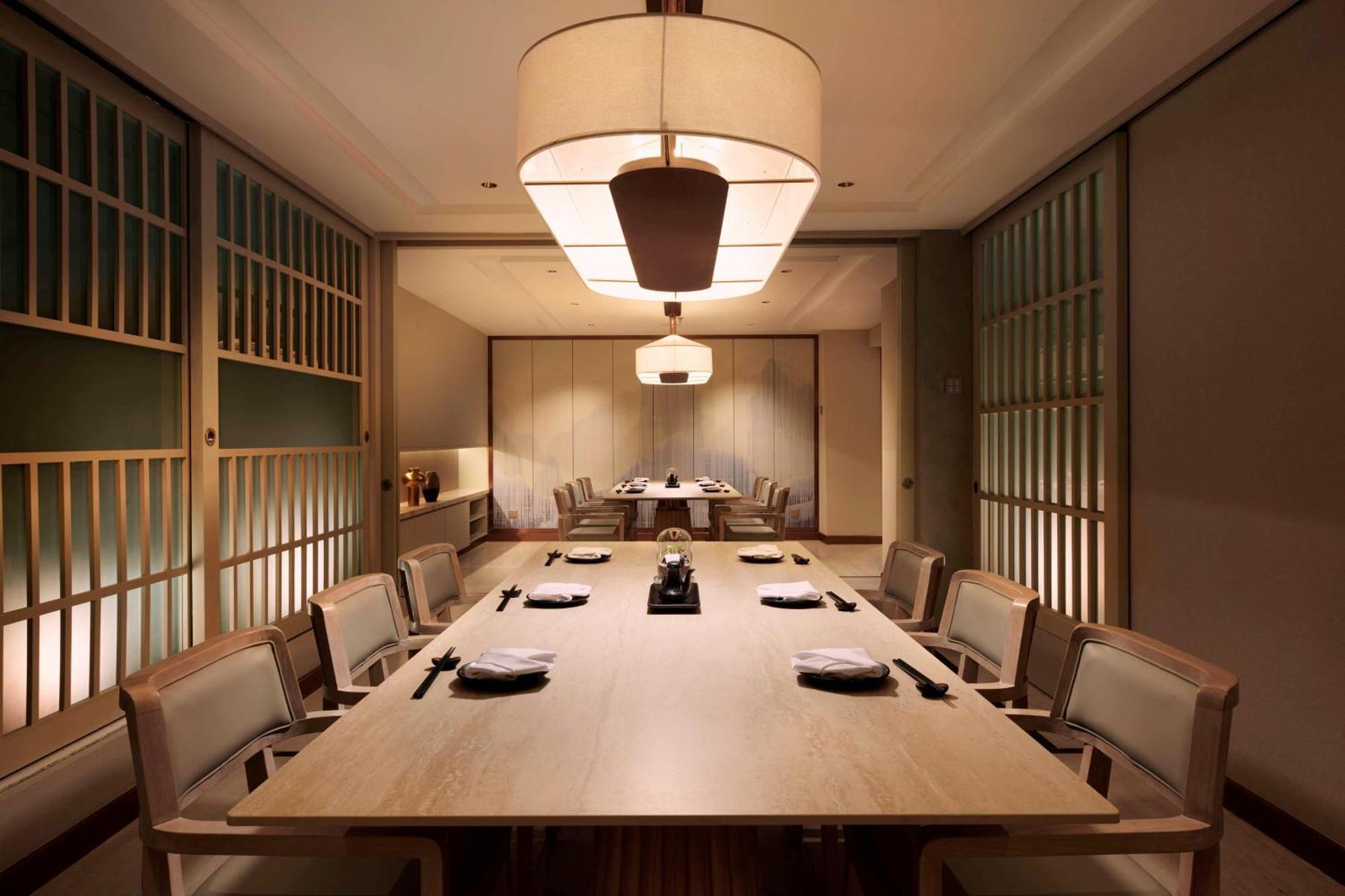 Hilton Petaling Jaya Hotel Buitenkant foto A private dining room at a restaurant in Tokyo